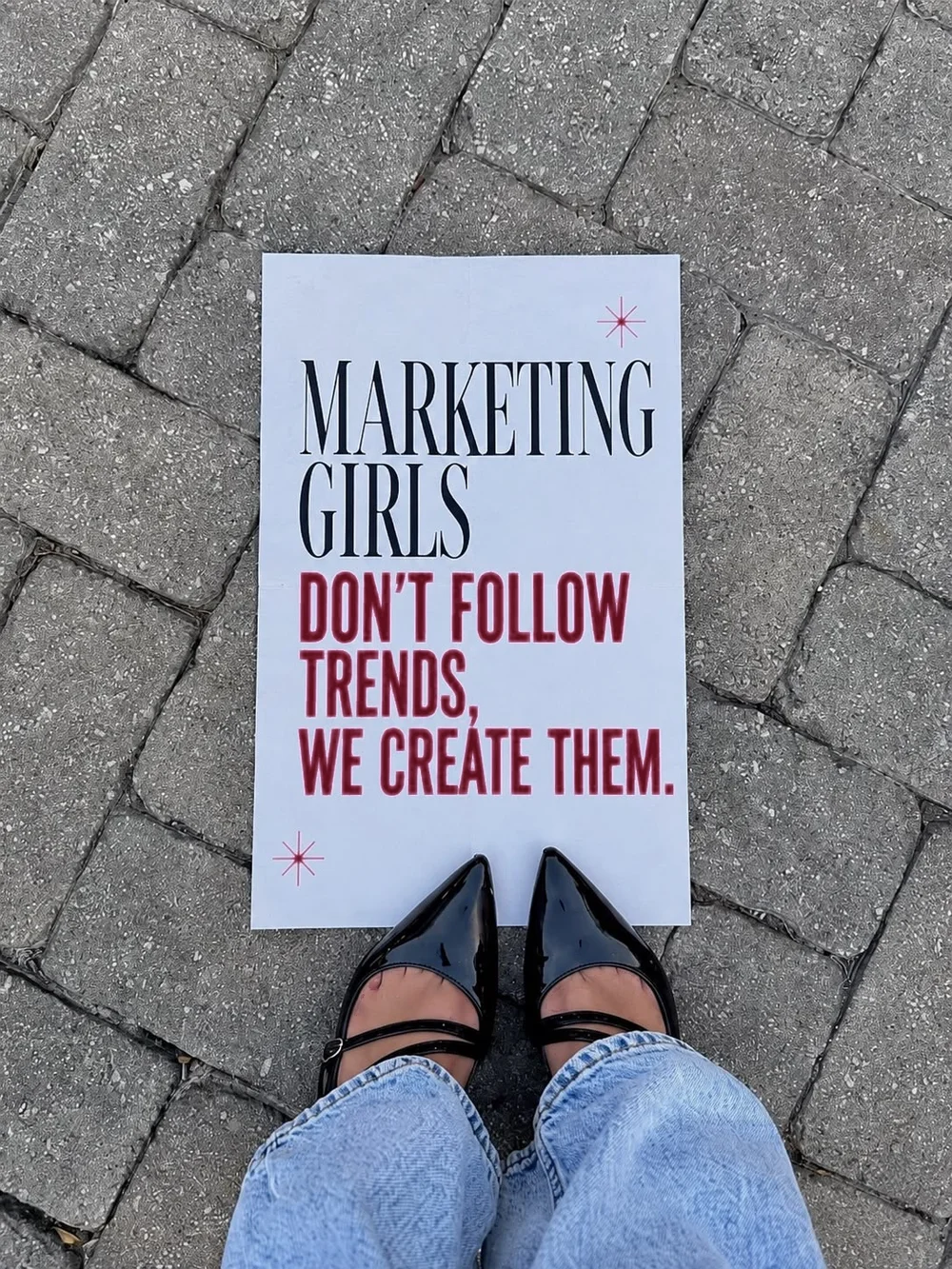 Poster op straat met de tekst Marketing girls don't follow trends, we create them